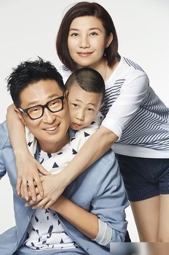 春晚“男扮女装”爆红,彩排时得知儿子去世,他坚持表演完才回家