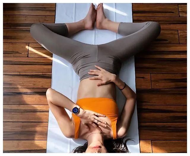 体式|仰卧束角式每天躺几分钟，放松身心，打开髋部，好处多多