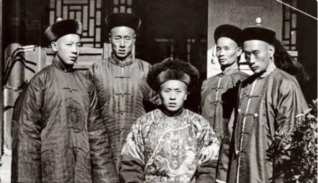 吾达提|中国最后一位王爷,住豪华王府活到2014年,去世前将国旗挂身旁