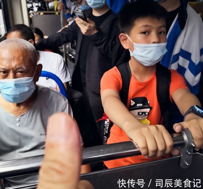 小学生|“买不起车还生孩子?”孕妇挤公交受羞辱,小学生霸气回怼太解气