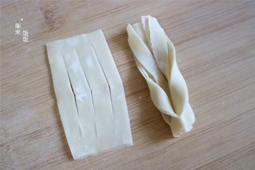 这小点心，外面卖12一斤，自己在家做，3元馄饨皮做一大筐