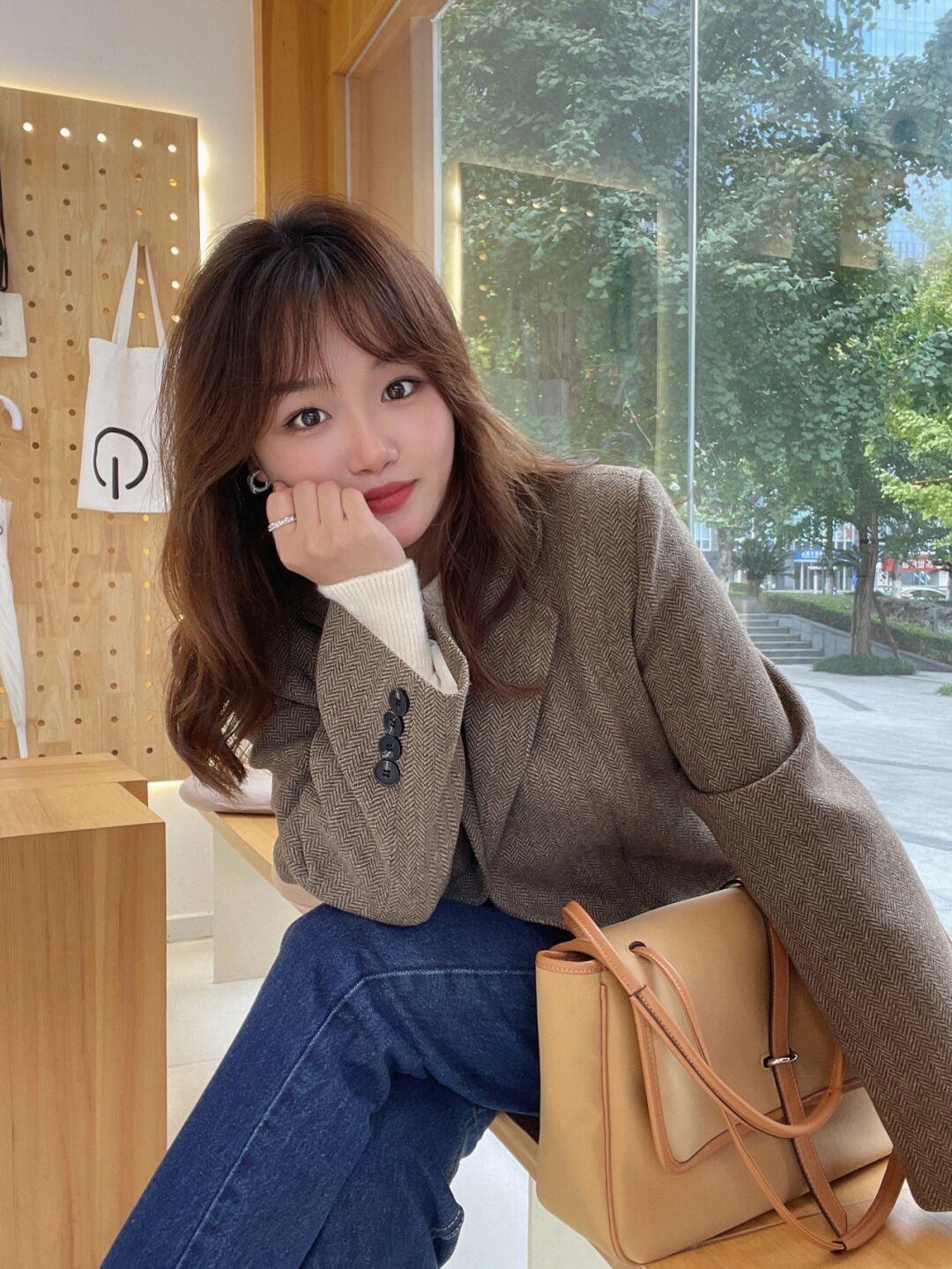 时尚博主|秋冬韩系不露腿穿搭怎么穿?西装格子外套+牛仔裤,复古又时髦!