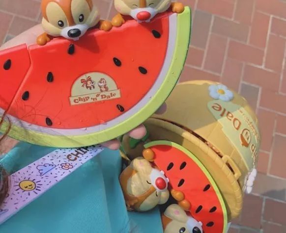 爆米花|迪士尼草莓味儿的爆米花，卖130一桶，里面可是真的有大颗草莓