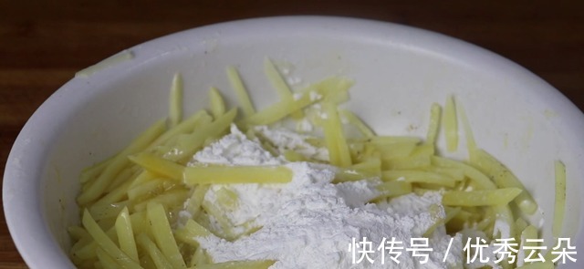 早餐|土豆别再炒土豆丝了,教你1个新吃法,几分钟就能搞定早餐!