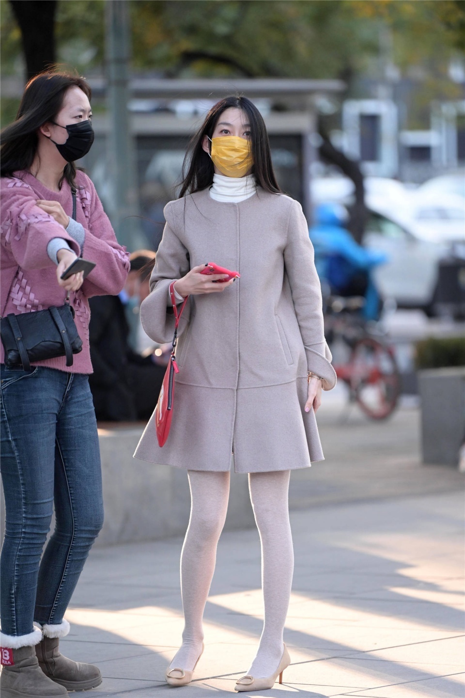 搭配|街拍:初冬时节穿着丝袜,要怎么搭配,时尚姑娘自有办法