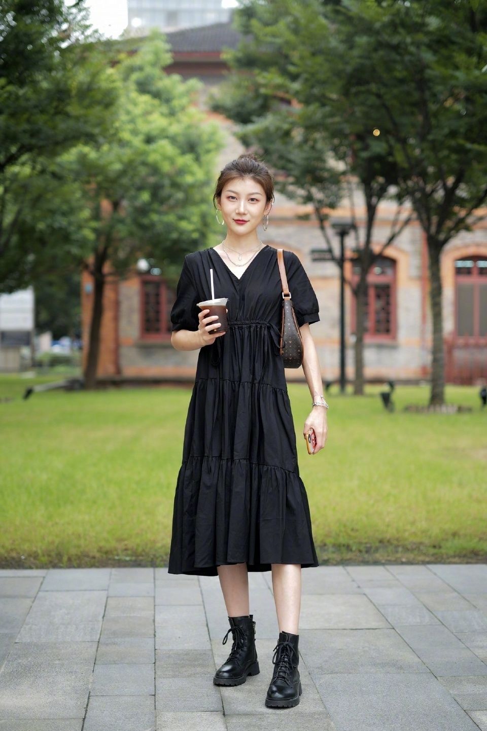 街拍，美女身穿一条白色斜肩连衣裙，充满少女心