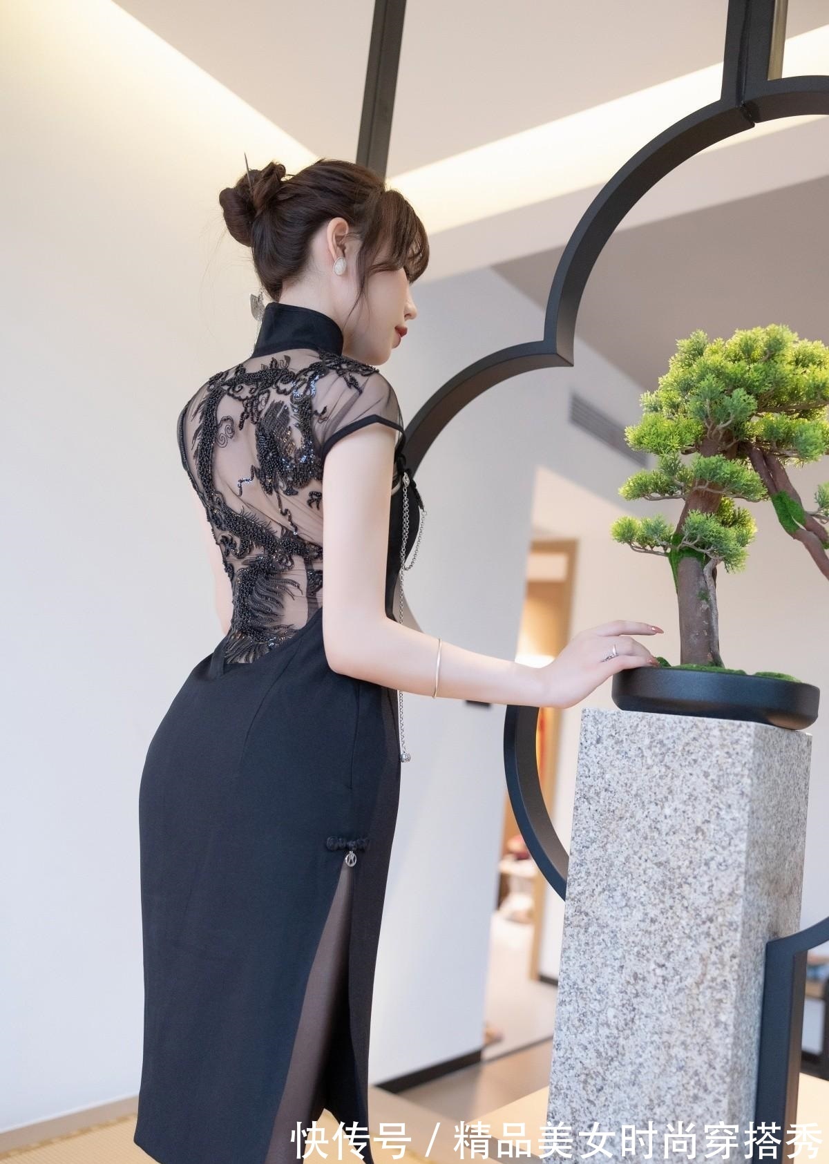 小姐姐 黑色旗袍裙搭配尖头高跟鞋,曼妙又优雅,超级显轻熟感