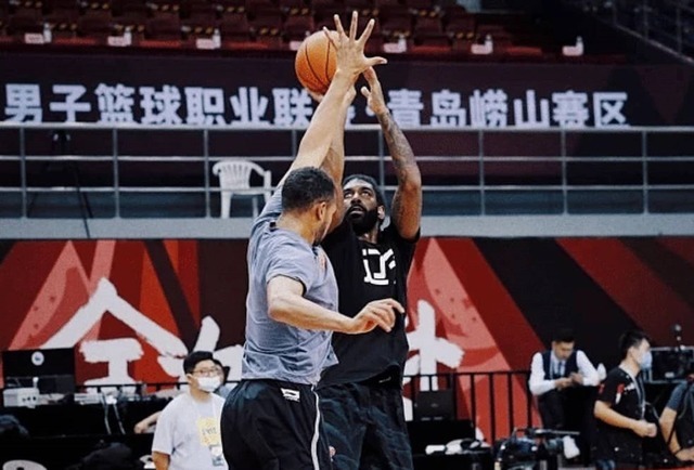 nb正式离队!上海男篮大牌外教走人,李春江失去好帮手