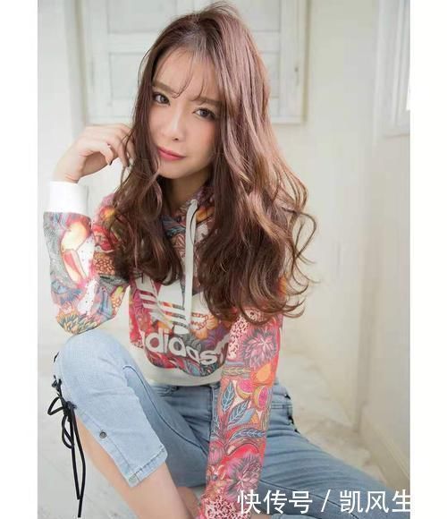 羊毛卷|羊毛卷已经“失宠”,今年流行这种发型,减龄又洋气满满高级感