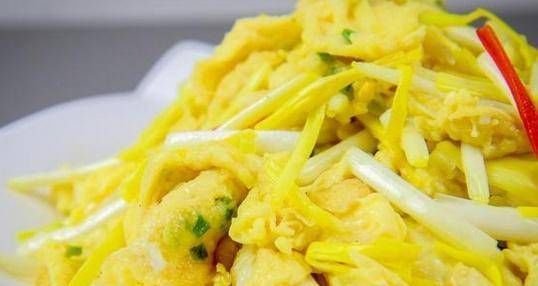 蒜黄炒鸡蛋很简单,先煎鸡蛋还是先炒蒜黄