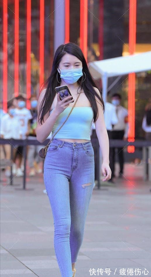 妹妹 蓝色吊带配牛仔裤,微胖妹妹也可以穿出时尚的美感,美得耀眼!