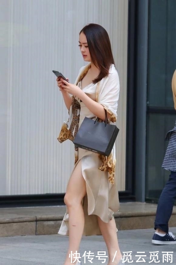 真丝连衣裙配披肩，简约又大气，美的雍容华贵