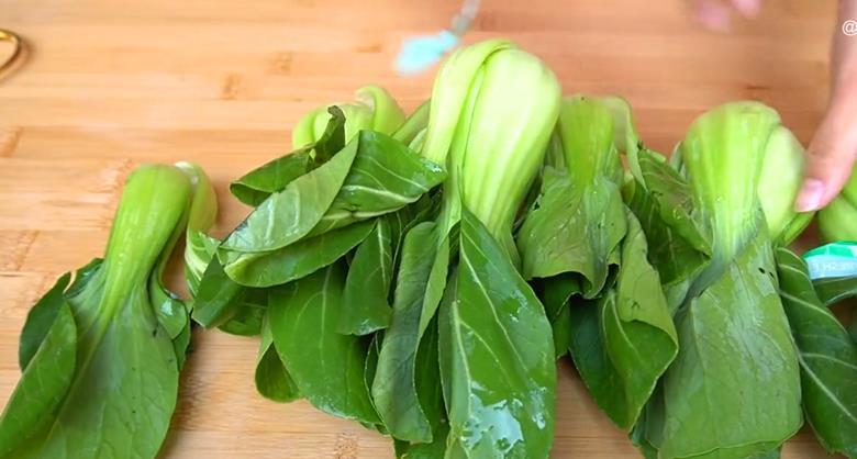 青菜不能直接下锅炒,牢记2个小窍门,出锅青菜翠绿还不出水
