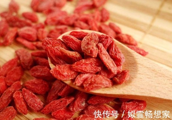 枸杞干|晚上吃枸杞,胜过人参汤,2个方法发挥枸杞最大功效,望周知