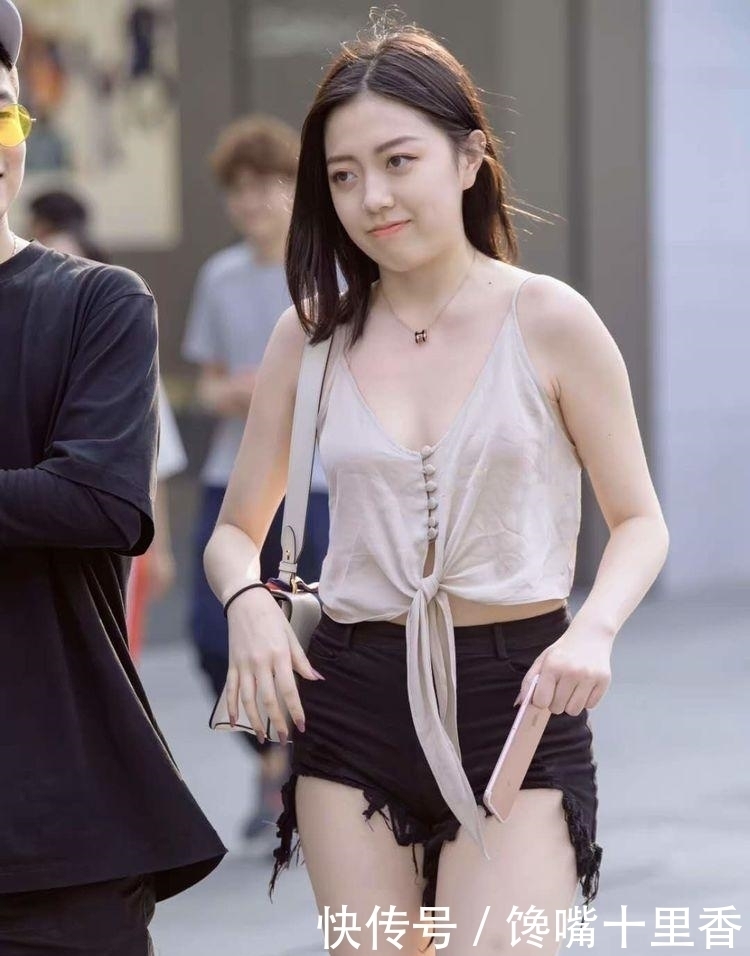时尚达人|街拍：清秀的小姐姐是时尚达人，成熟的女性更注重优雅！