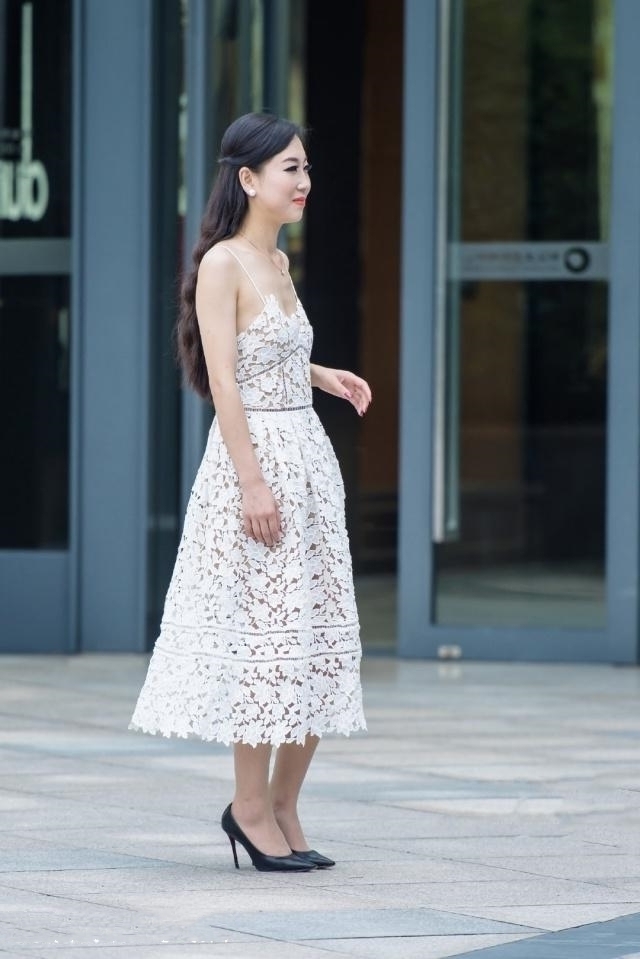 路人街拍,美女搭配了一双粉色的凉拖鞋,更显随性慵懒