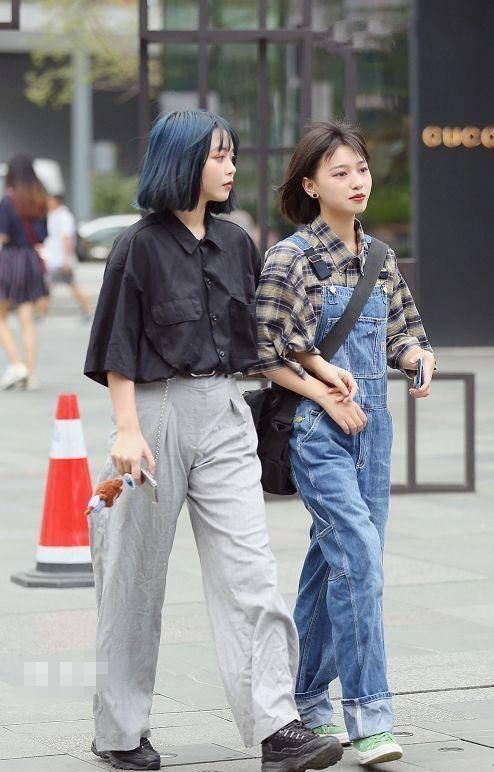 姑娘穿|街拍:黑色无袖上衣搭红色格子半身裙,这一身穿搭有一些小性感