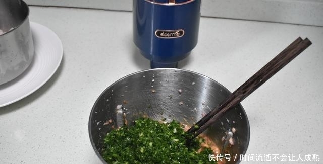 春天用这三种食材做饺子馅，鲜美汁多味道超赞，蒸饺煎饺都很好吃