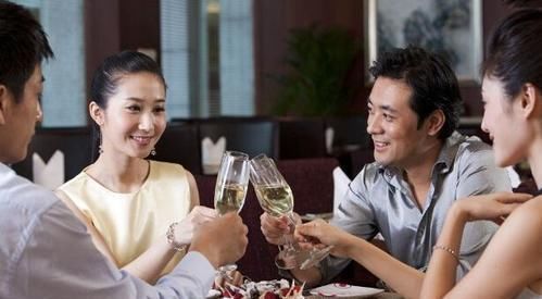 有害无益|酒桌识人术:酒桌上的这2种人,切记不能交往,有害无益