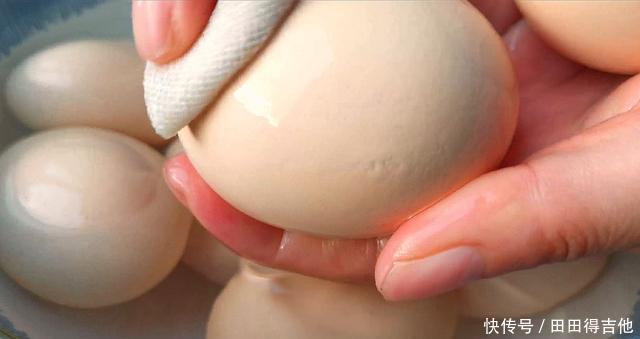 块钱|外面卖2块钱的茶叶蛋在家就能做,成本只要5毛钱,比卤蛋还好吃