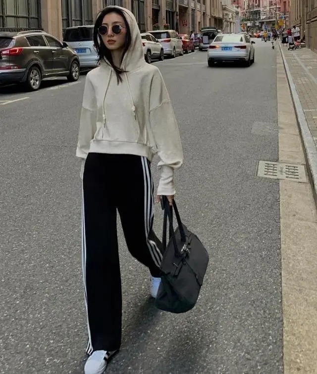 最近流行一种显高穿搭,叫“短卫衣+高腰裤”,小个子照着穿就对