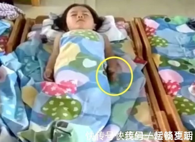 小琴|老师将一孩子午睡发群里,家长群一下炸了,亲妈认领:我家娃没错
