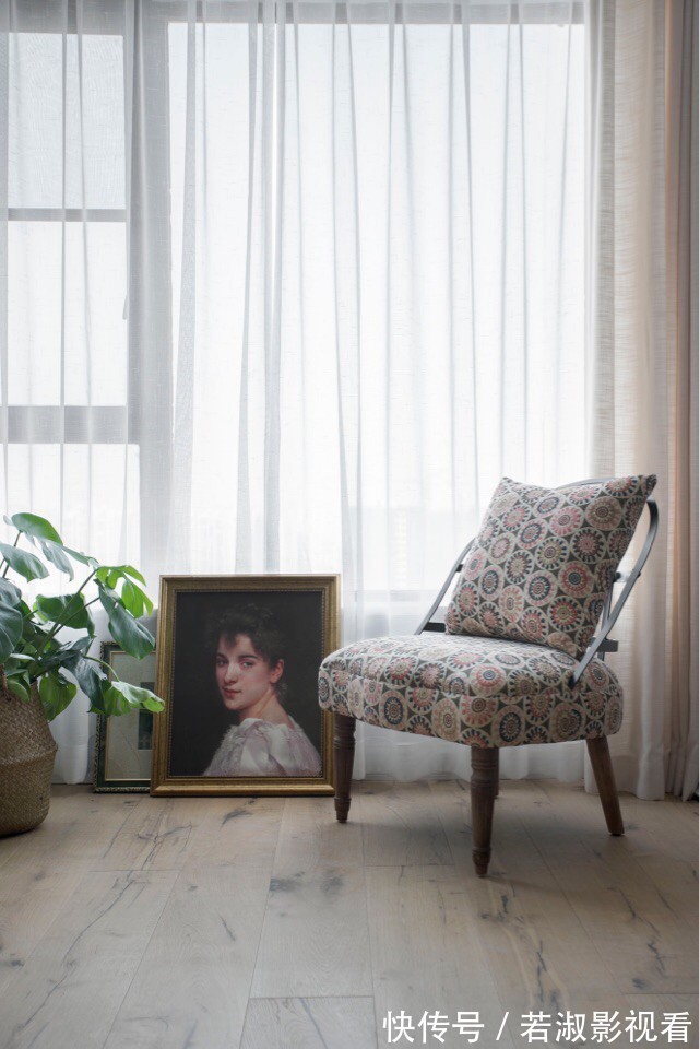 两个人|朋友第一次到新家做客,进屋就被客厅吸引,独特的配色让人称赞