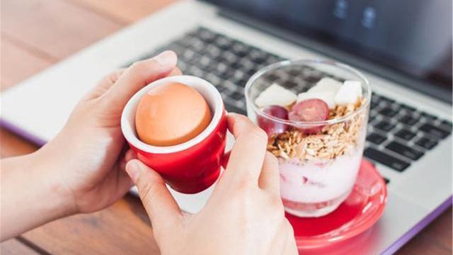 烦躁|女性45岁后，想要安稳度过更年期，提醒坚持做好四件事