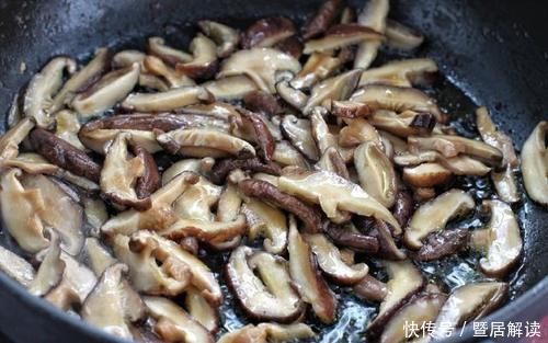 炒香菇时,到底要不要“焯水”,伙夫:这一步搞错,营养流失一半
