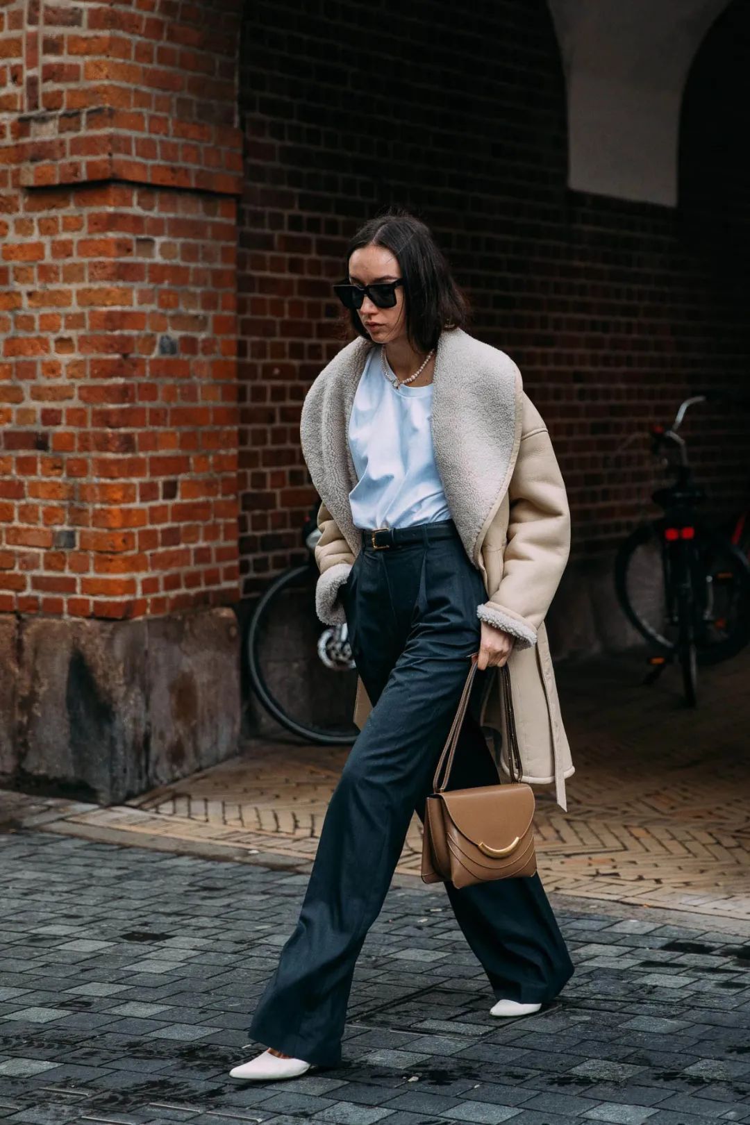 教你美｜你和“高级感穿搭”之间的距离，也许就差一条腰带