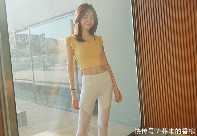 时尚的紧身打底裤小姐姐,性感迷人,让人心花怒放