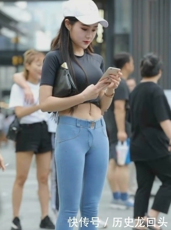 凹凸|街拍:紧身牛仔裤穿在身上凹凸有型,迷倒过往路人