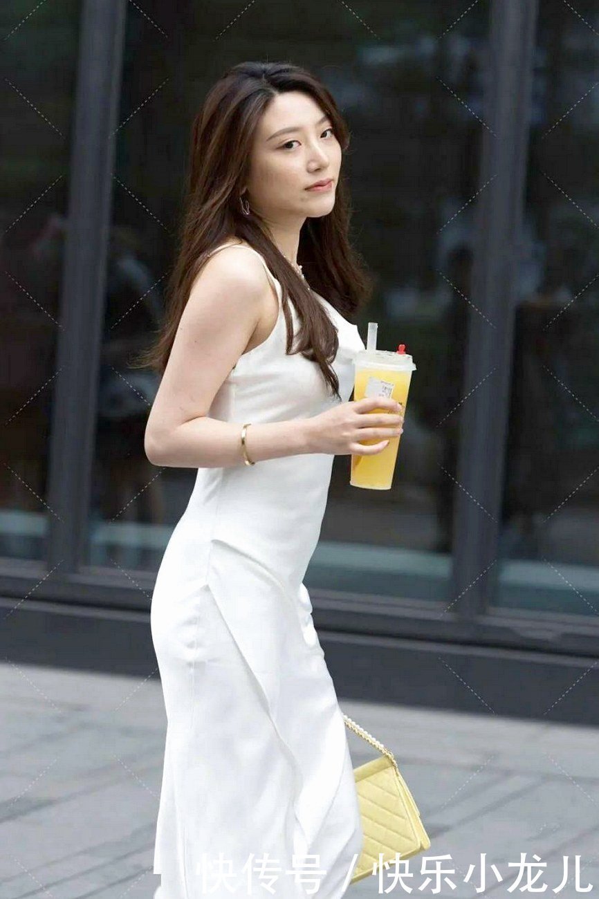 白色吊带连衣裙搭配，展现出几分随性的美感