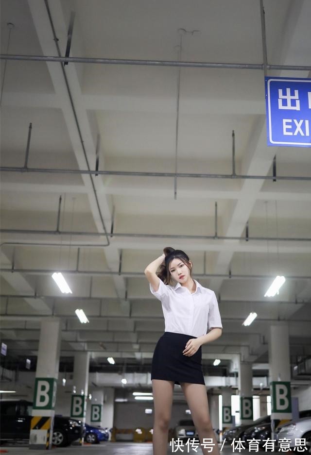 短裙 冷白色的短袖衬衫,搭配黑色的短裙十分的干练,日常上班都可以!