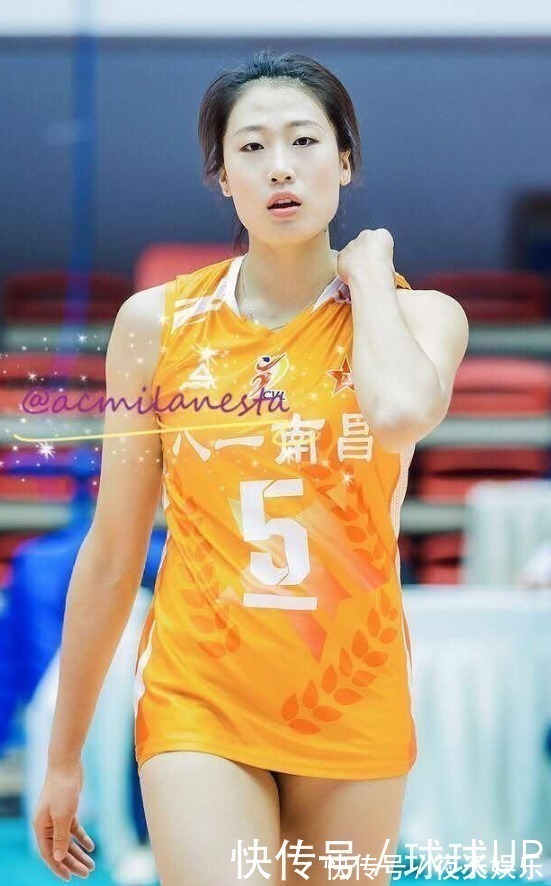 龚翔宇|女排最有型队员刘晏含比赛装,齐腰上衣显露身材,大长腿吸睛