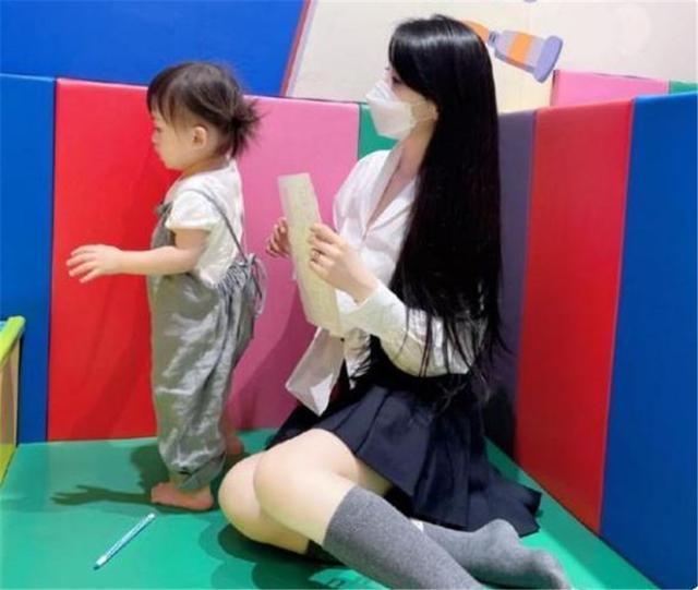 穿着|宝妈朋友圈晒娃,却被质疑“假晒娃,真晒自己”,照片有些过分了