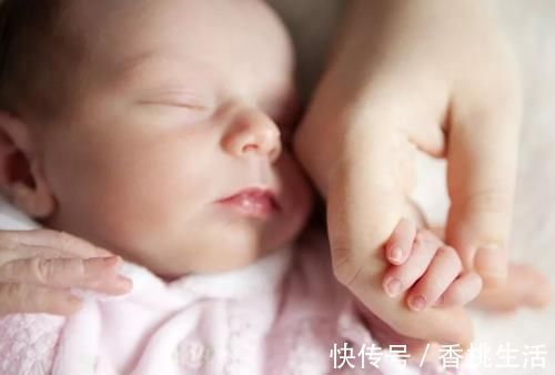 桃子|宝宝总爱“啃手指”,家长需要额外干预吗?需要分析完情况再决定