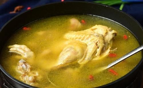  煲汤什么时候放盐？先放还是后放？大厨：都不对，这样放才好喝