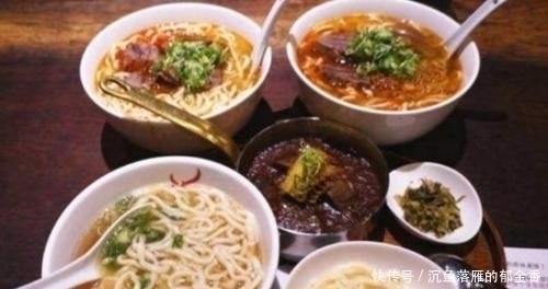 结账|何炅的面馆一夜走红,1人吃了3碗“牛肉面”,结账时逗我玩呢