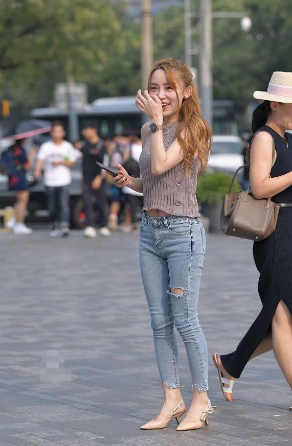 波点|街拍:长发披肩的小姐姐,身穿波点元素的吊带裙,看起来很可爱又阳光