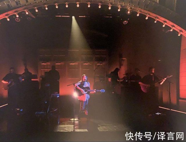 周六夜现场|美国女歌手现身《周六夜现场》，大胆赤身演出，只用吉他蔽体