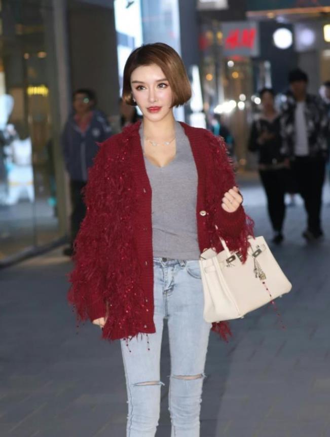 美女|身穿收腰紧身裙的小美女,搭配短款的长袖,高高的马尾辫十分的有型