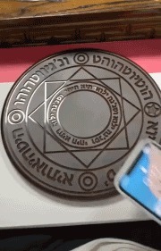 |搞笑GIF:吃货妹子真是伤不起啊,坐个席拿这么大的袋子呢