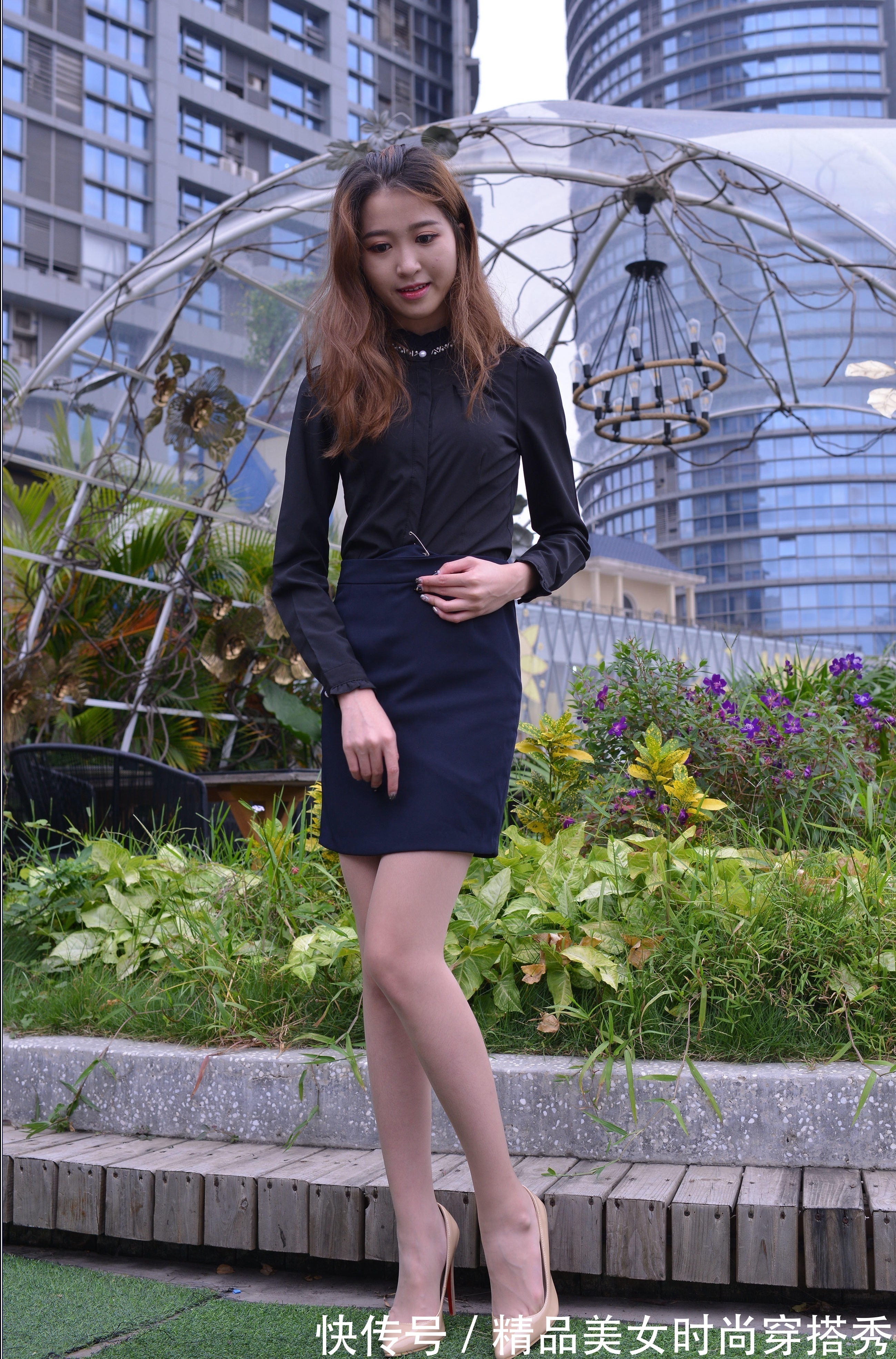 穿搭 职场穿搭:黑色衬衫搭配蓝色包臀裙,尽显知性的美