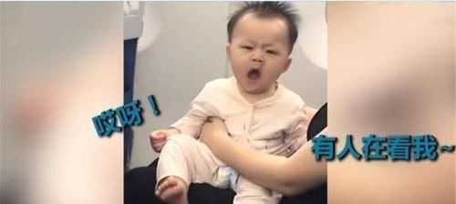 打哈欠|骗人生孩子萌娃高铁上打哈欠被发现,害羞扎进妈妈怀里