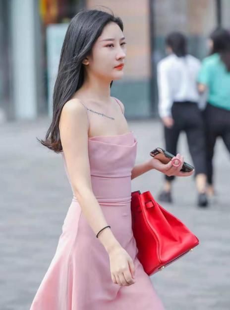 粉色吊带裙+一字小高跟，简单大方又不失时髦，独特气质一览无余