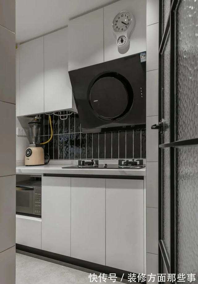 一面窗|95平混搭风复式房子墙面纯白+浅灰色,彩清浅柔和却不失层次感