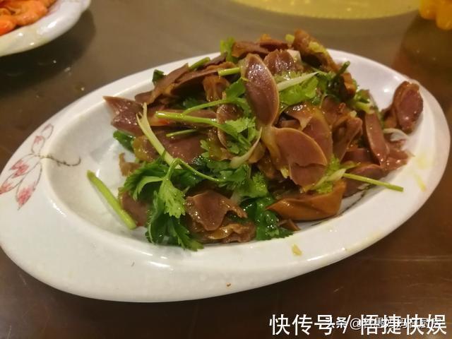 8道凉菜，15道热菜，农家院的团圆饭总花费588元，网友说：太值了