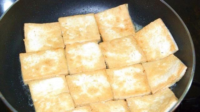 煎豆腐时，不要直接下锅煎，牢记这种做法，豆腐不碎，更酥脆可口