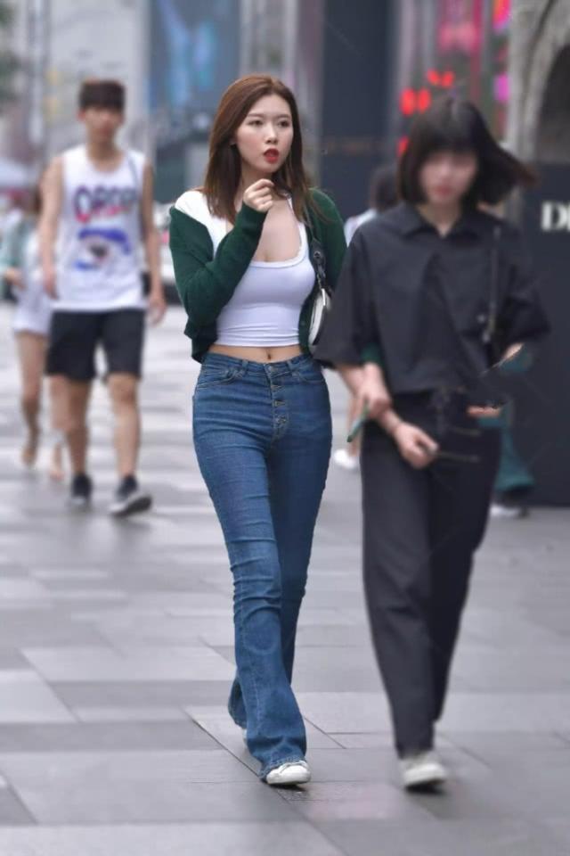 破洞牛仔裤|一字肩上衣搭配牛仔短裤，小美女格外的优雅，越看越喜欢